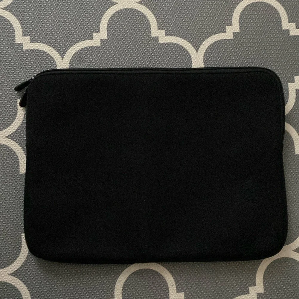 NEW Black Neoprene Laptop Sleeve - 18 inches (measuring diagonally)